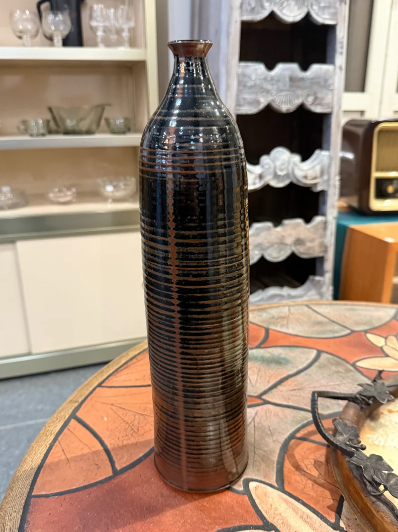 Vase en grès émaillé strié – Tons brun et noir – Travail artisanal – Années 1970