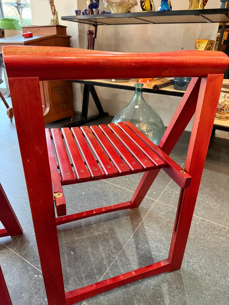 Lot de deux chaises pliantes en bois laqué rouge – Travail artisanal – Années 1980