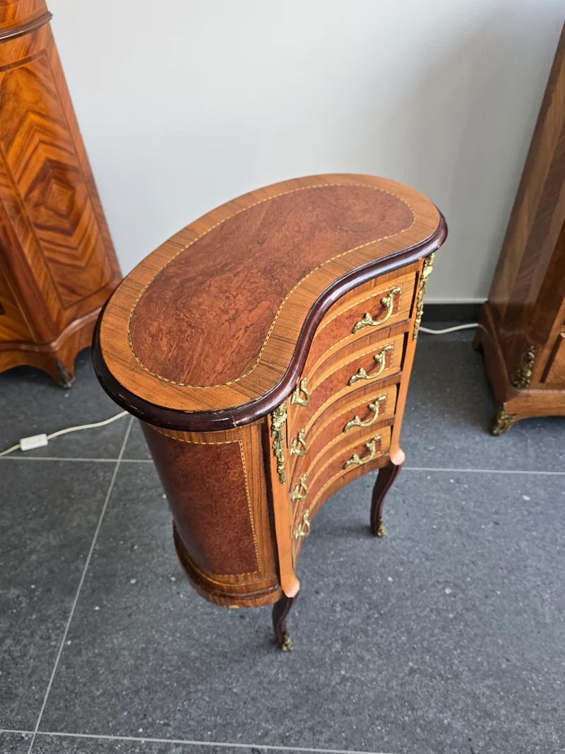 Commode galbée demi-lune en marqueterie – Style Louis XV, fin XIXe siècle