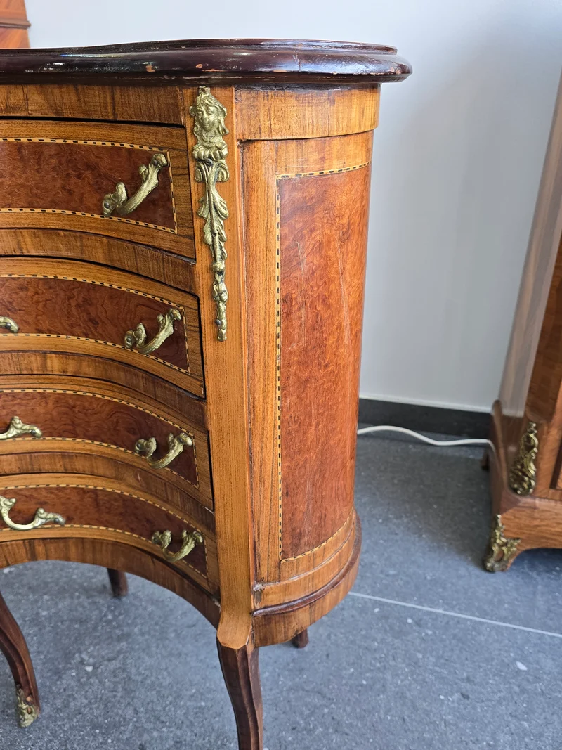 Commode galbée demi-lune en marqueterie – Style Louis XV, fin XIXe siècle