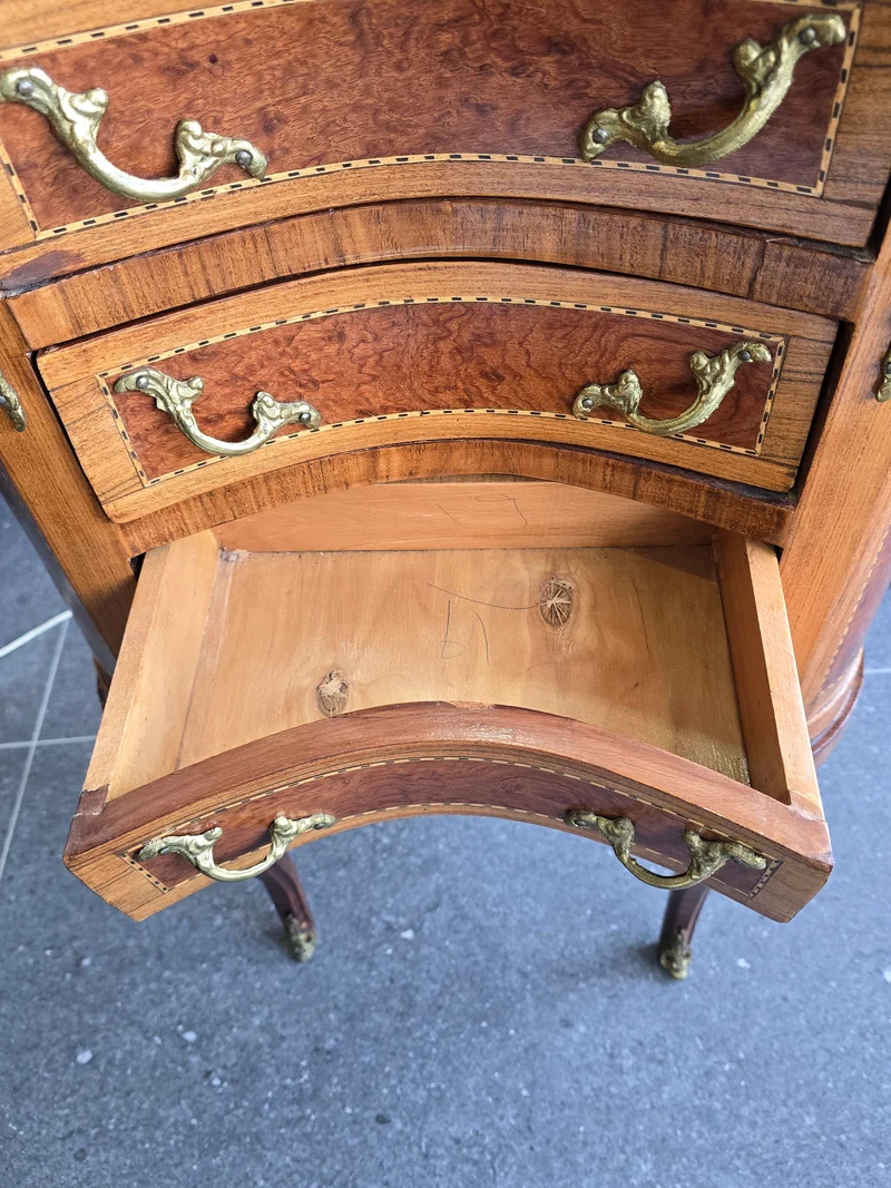 Commode galbée demi-lune en marqueterie – Style Louis XV, fin XIXe siècle