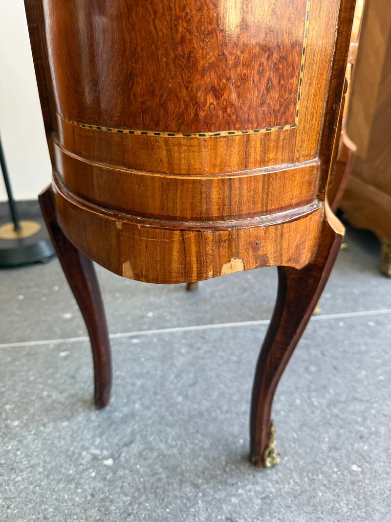 Commode galbée demi-lune en marqueterie – Style Louis XV, fin XIXe siècle