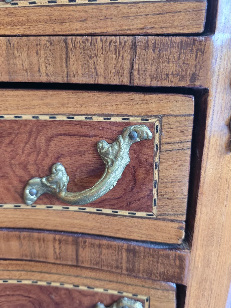 Commode galbée demi-lune en marqueterie – Style Louis XV, fin XIXe siècle