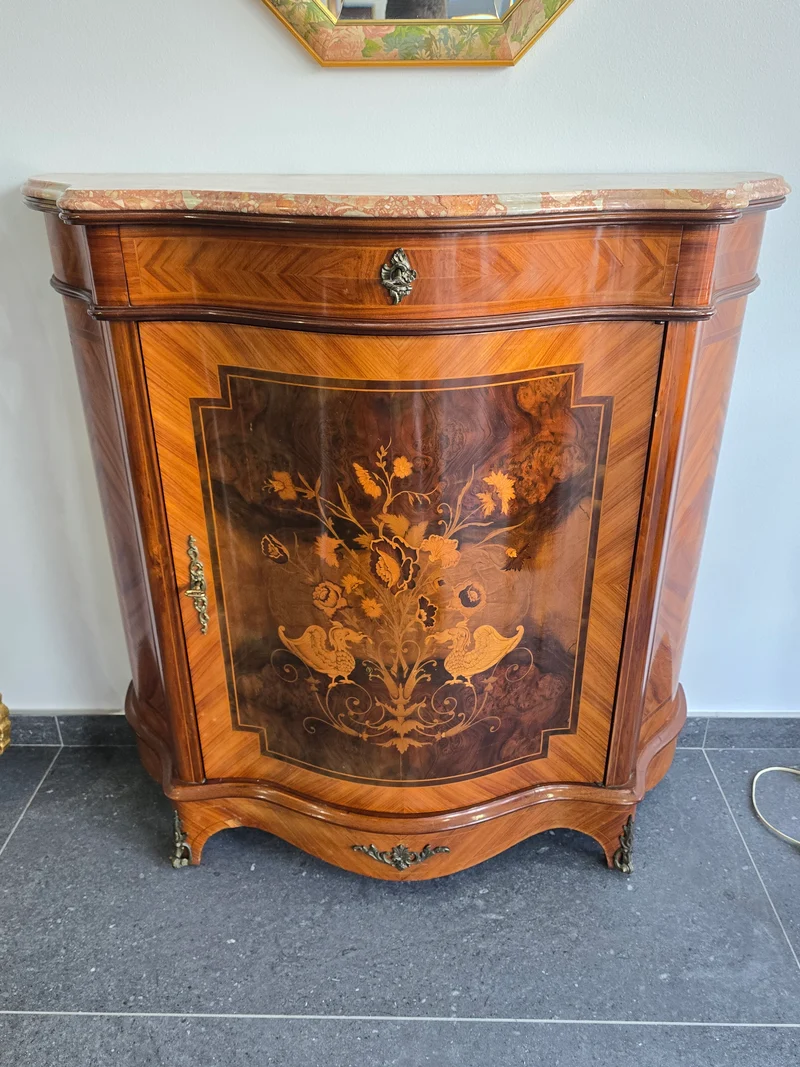 Meuble d’appui galbé en marqueterie florale – Style Louis XV, plateau marbre