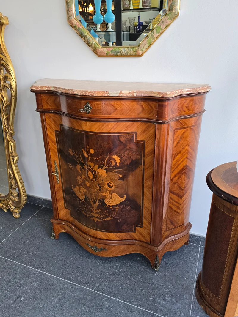 Meuble d’appui galbé en marqueterie florale – Style Louis XV, plateau marbre