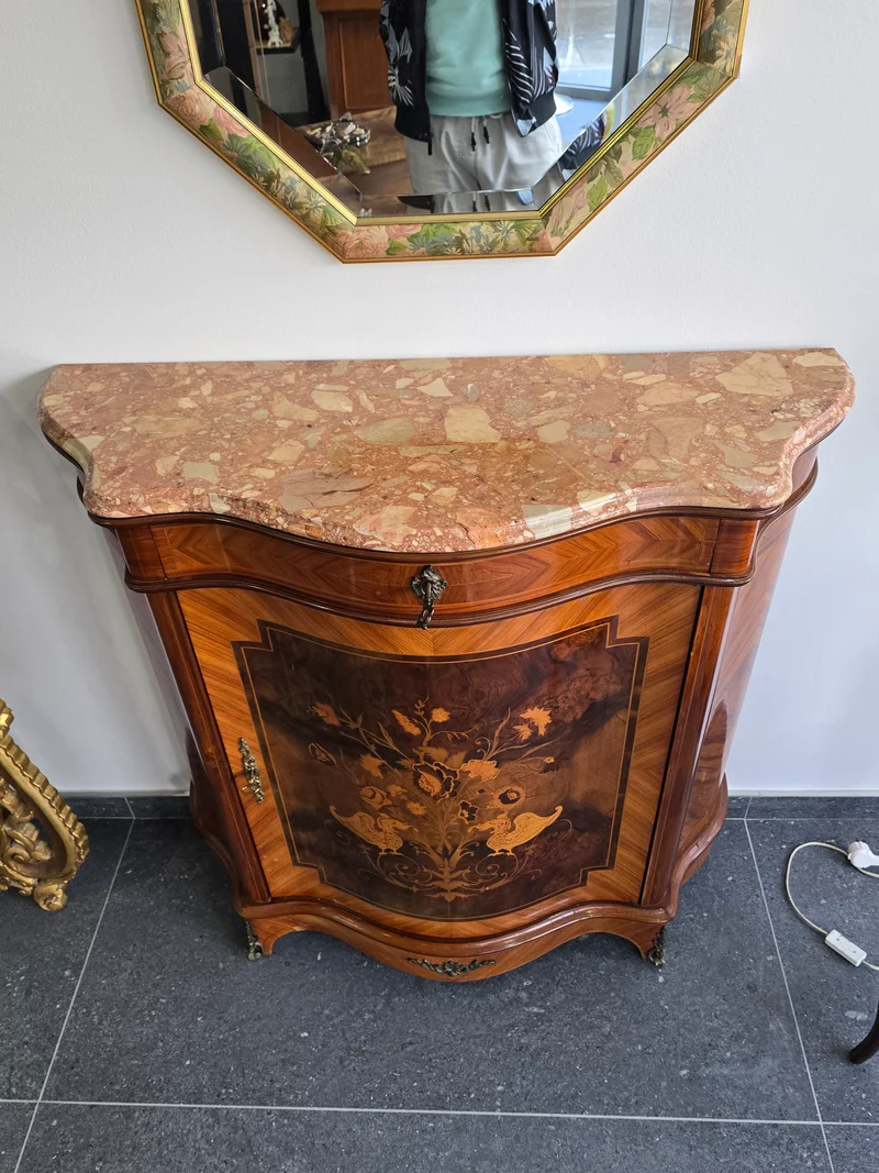 Meuble d’appui galbé en marqueterie florale – Style Louis XV, plateau marbre
