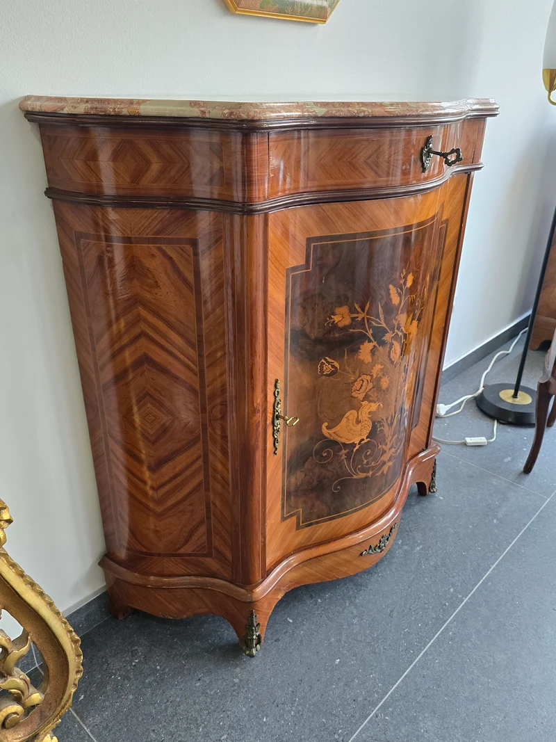 Meuble d’appui galbé en marqueterie florale – Style Louis XV, plateau marbre