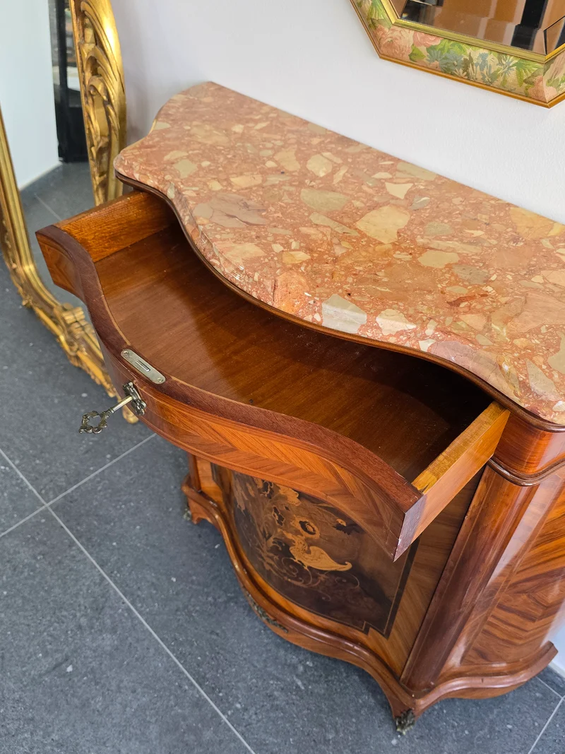 Meuble d’appui galbé en marqueterie florale – Style Louis XV, plateau marbre