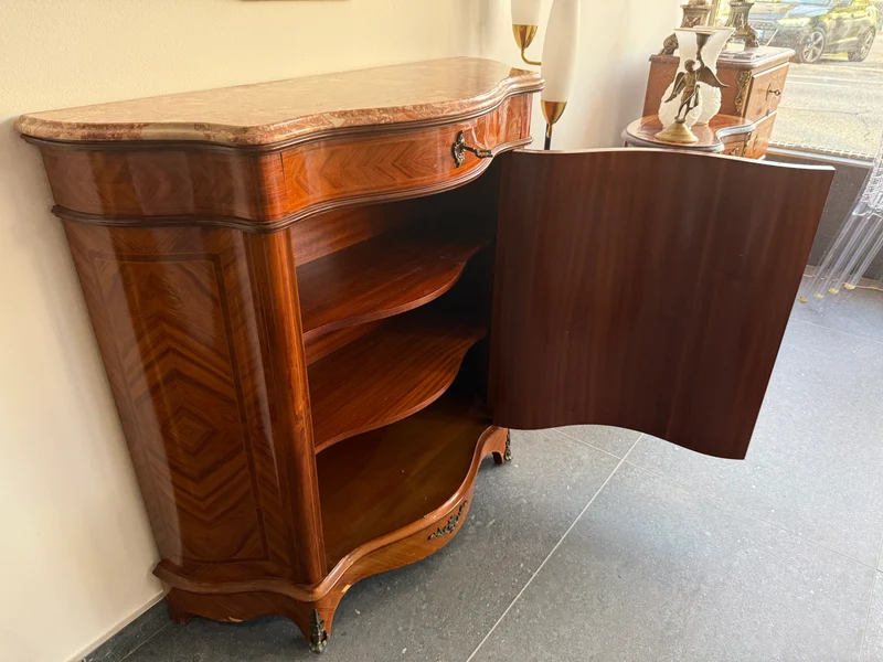 Meuble d’appui galbé en marqueterie florale – Style Louis XV, plateau marbre