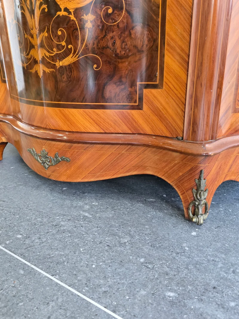 Meuble d’appui galbé en marqueterie florale – Style Louis XV, plateau marbre