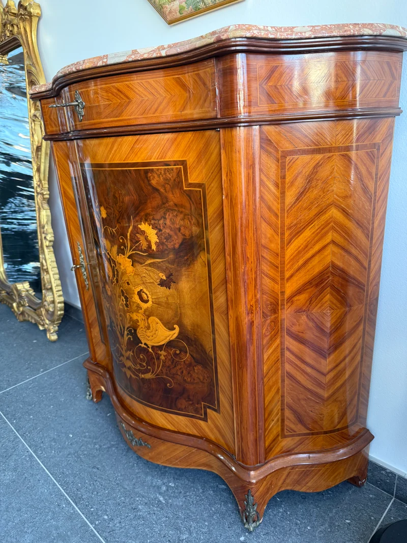 Meuble d’appui galbé en marqueterie florale – Style Louis XV, plateau marbre