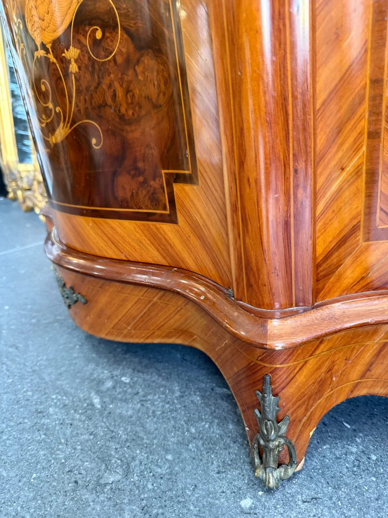 Meuble d’appui galbé en marqueterie florale – Style Louis XV, plateau marbre
