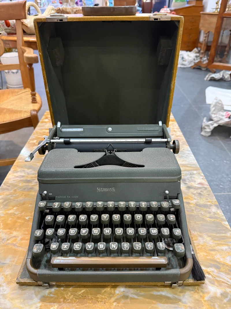Machine à écrire vintage HERMES – Fabriquée en Suisse – Clavier AZERTY – Années 1950/1960