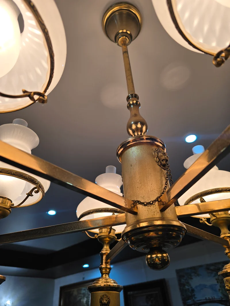 Grand lustre ancien style Empire — laiton doré & verres opalins
