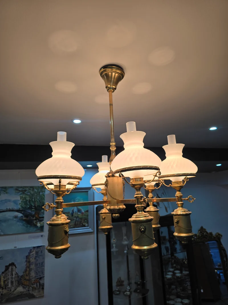Grand lustre ancien style Empire — laiton doré & verres opalins