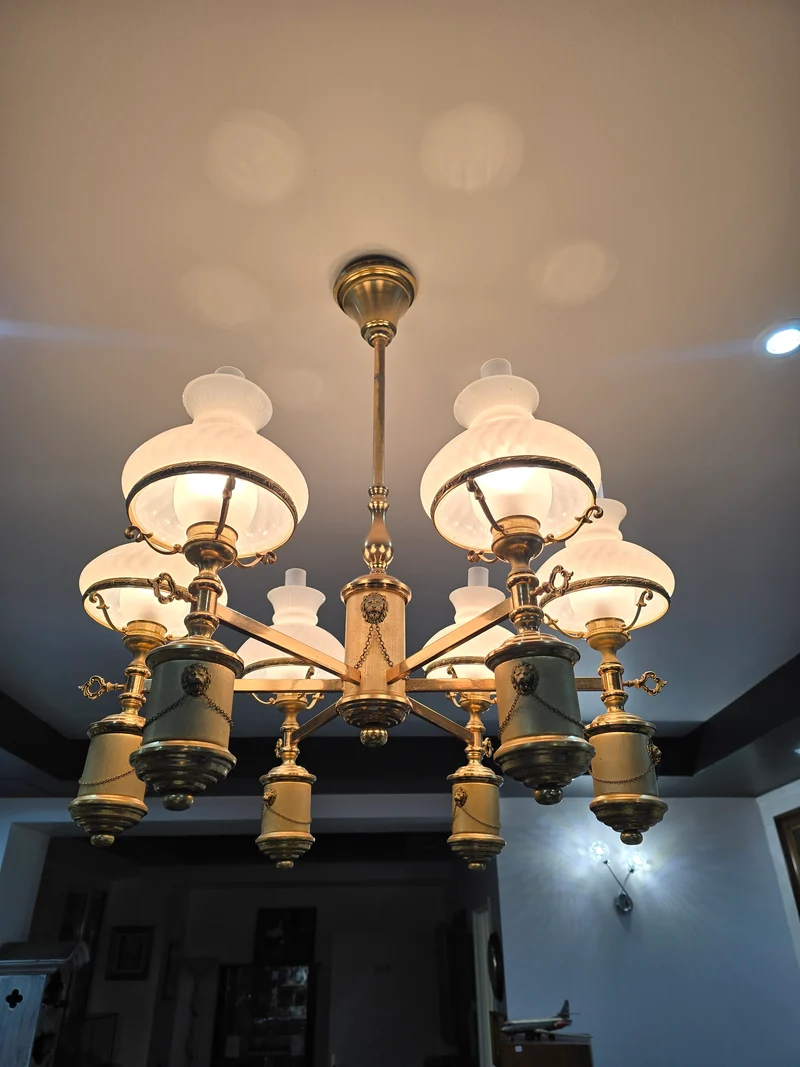 Grand lustre ancien style Empire — laiton doré & verres opalins