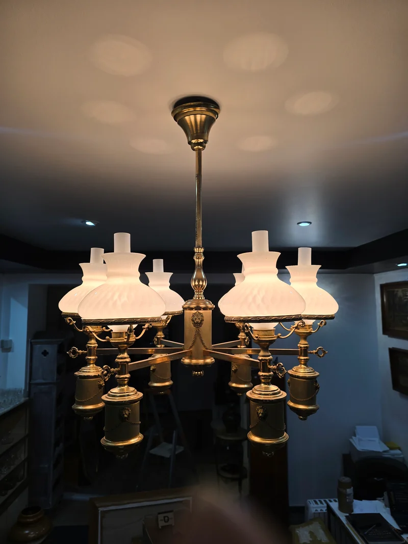 Grand lustre ancien style Empire — laiton doré & verres opalins