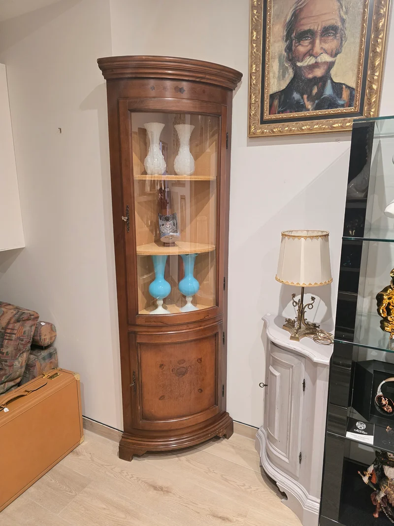 Vitrine d’encoignure ancienne en bois marqueté — Travail début XXe