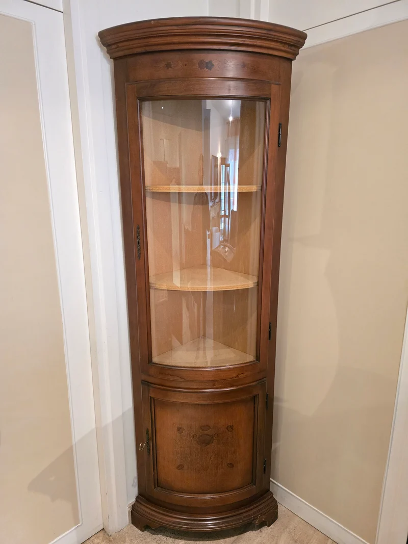 Vitrine d’encoignure ancienne en bois marqueté — Travail début XXe