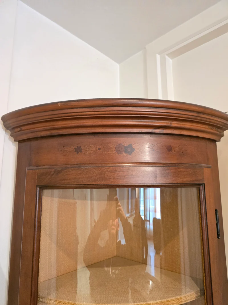 Vitrine d’encoignure ancienne en bois marqueté — Travail début XXe