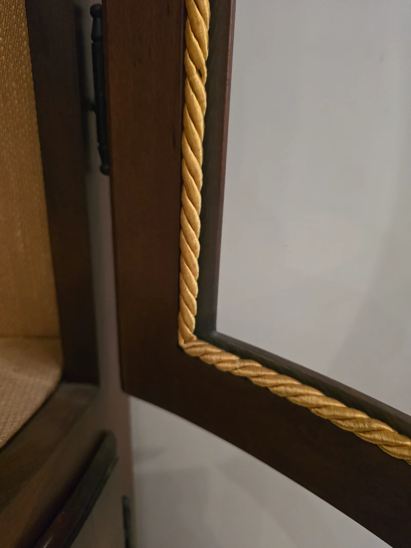 Vitrine d’encoignure ancienne en bois marqueté — Travail début XXe