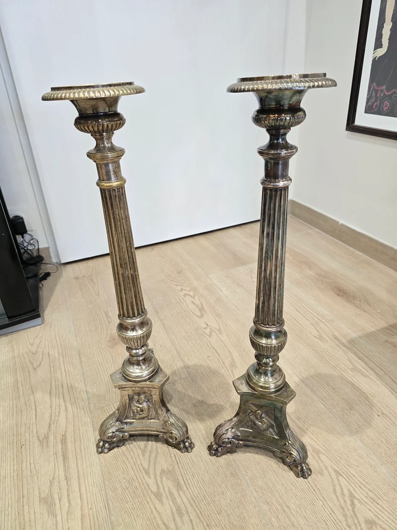Paire de grands bougeoirs en métal argenté – Style classique – XXe siècle
