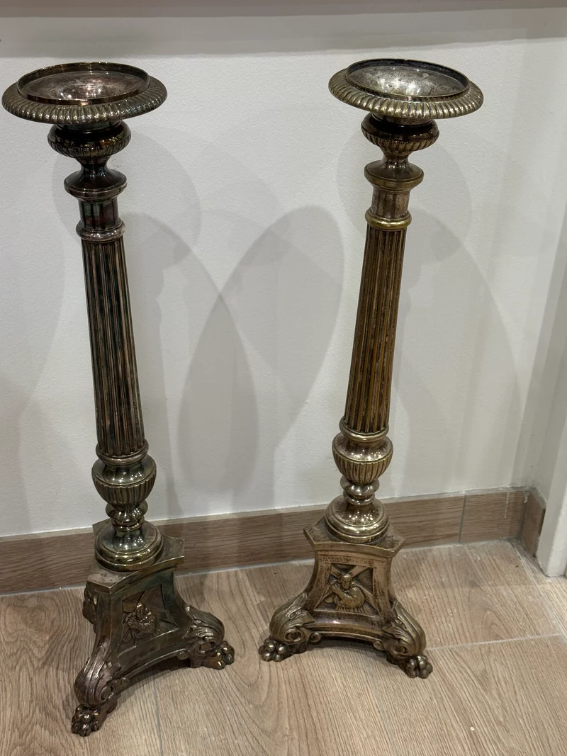 Paire de grands bougeoirs en métal argenté – Style classique – XXe siècle