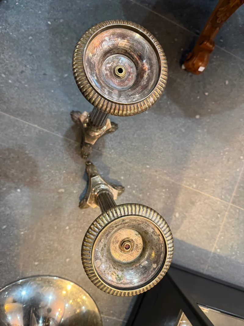 Paire de grands bougeoirs en métal argenté – Style classique – XXe siècle
