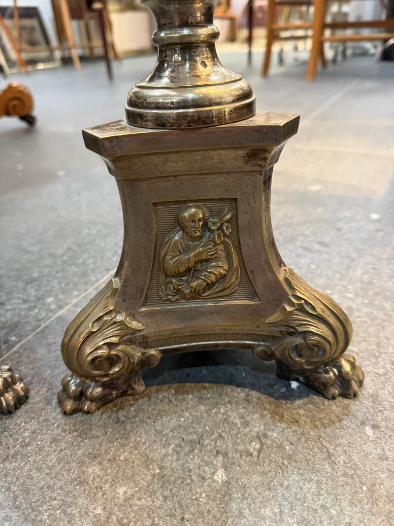 Paire de grands bougeoirs en métal argenté – Style classique – XXe siècle