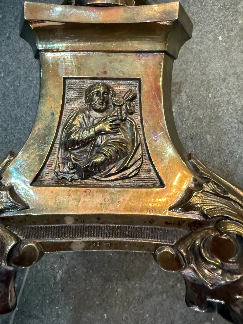 Paire de grands bougeoirs en métal argenté – Style classique – XXe siècle