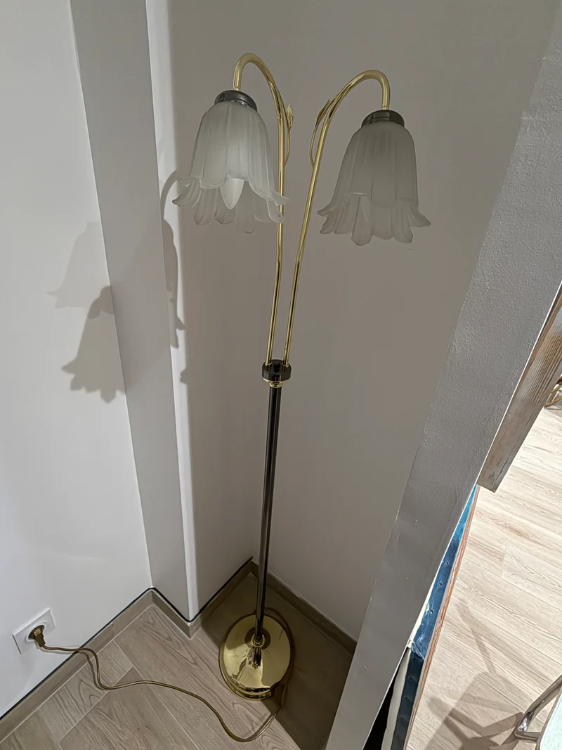 Lampadaire à double tulipe en verre opalin – Laiton et chrome – Style Art Nouveau – Années 1970