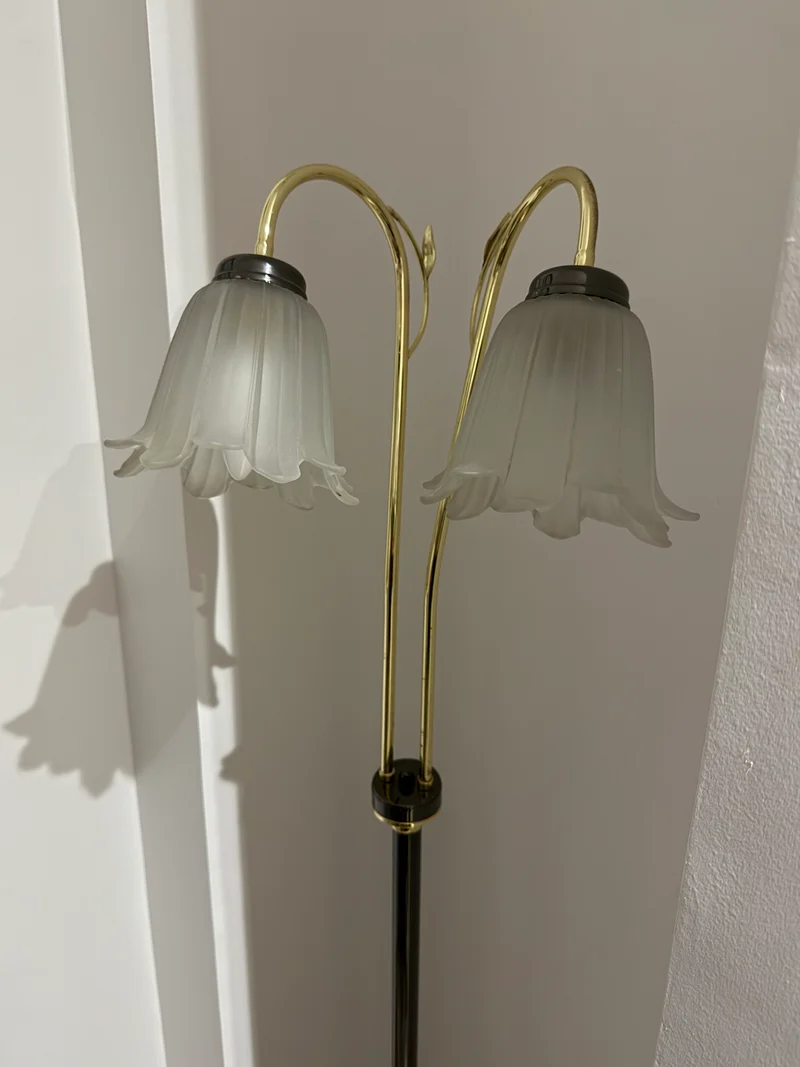 Lampadaire à double tulipe en verre opalin – Laiton et chrome – Style Art Nouveau – Années 1970