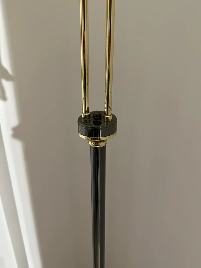 Lampadaire à double tulipe en verre opalin – Laiton et chrome – Style Art Nouveau – Années 1970