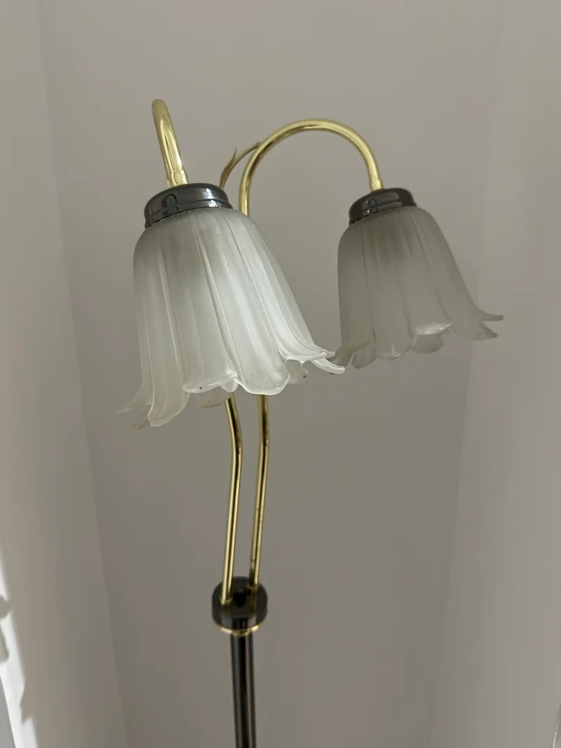 Lampadaire à double tulipe en verre opalin – Laiton et chrome – Style Art Nouveau – Années 1970