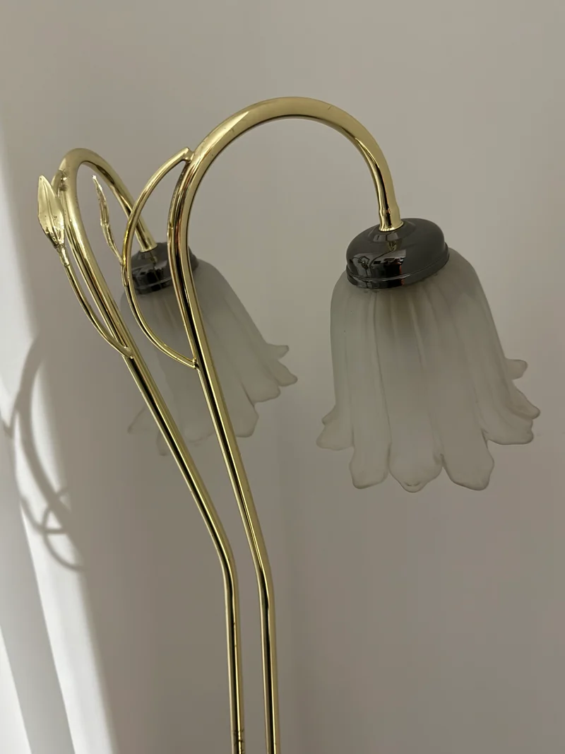 Lampadaire à double tulipe en verre opalin – Laiton et chrome – Style Art Nouveau – Années 1970