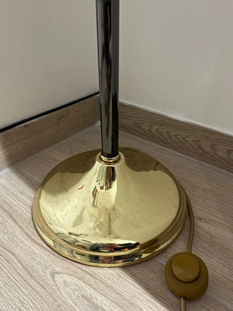 Lampadaire à double tulipe en verre opalin – Laiton et chrome – Style Art Nouveau – Années 1970