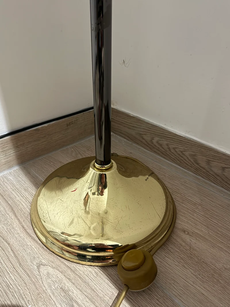 Lampadaire à double tulipe en verre opalin – Laiton et chrome – Style Art Nouveau – Années 1970