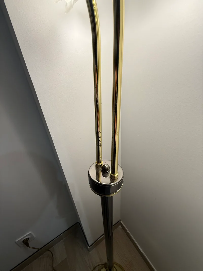 Lampadaire à double tulipe en verre opalin – Laiton et chrome – Style Art Nouveau – Années 1970