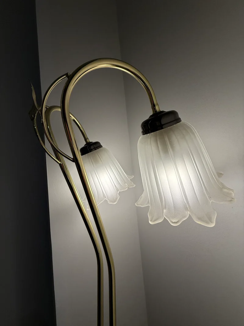Lampadaire à double tulipe en verre opalin – Laiton et chrome – Style Art Nouveau – Années 1970