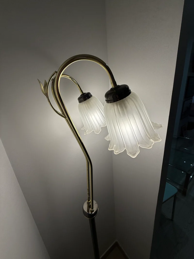 Lampadaire à double tulipe en verre opalin – Laiton et chrome – Style Art Nouveau – Années 1970