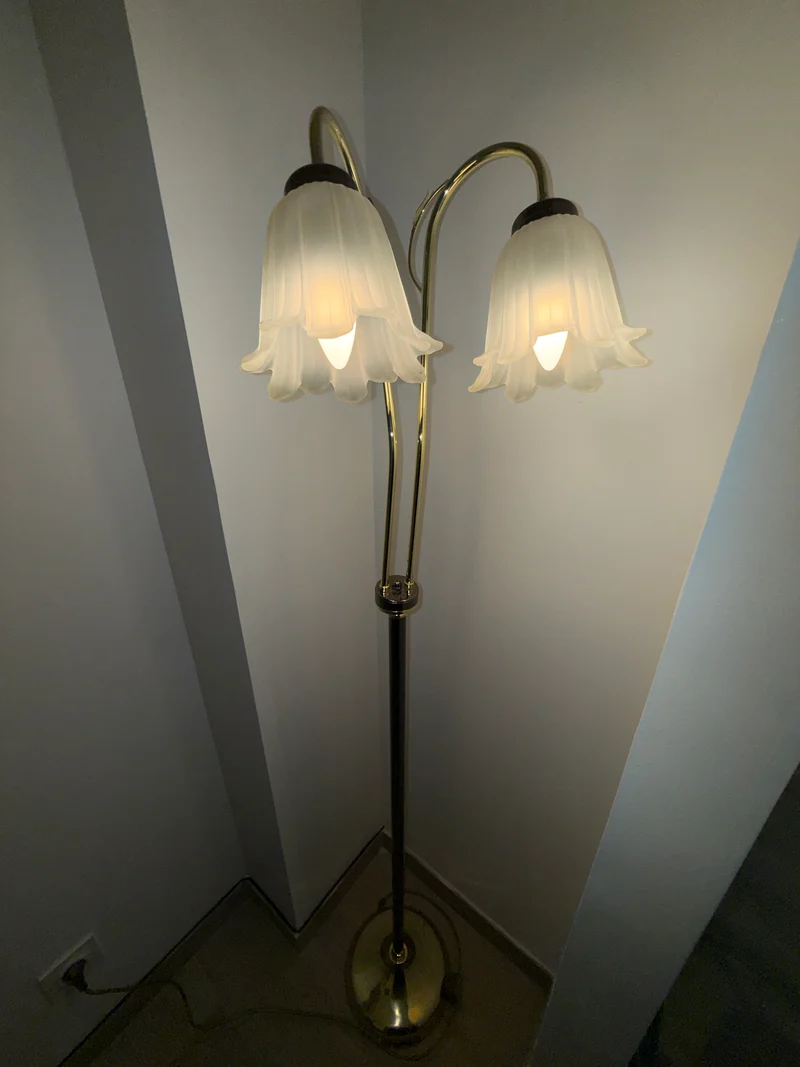 Lampadaire à double tulipe en verre opalin – Laiton et chrome – Style Art Nouveau – Années 1970