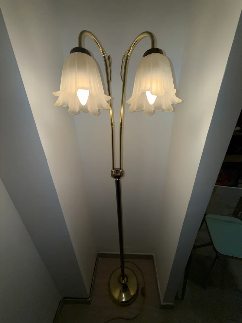 Lampadaire à double tulipe en verre opalin – Laiton et chrome – Style Art Nouveau – Années 1970