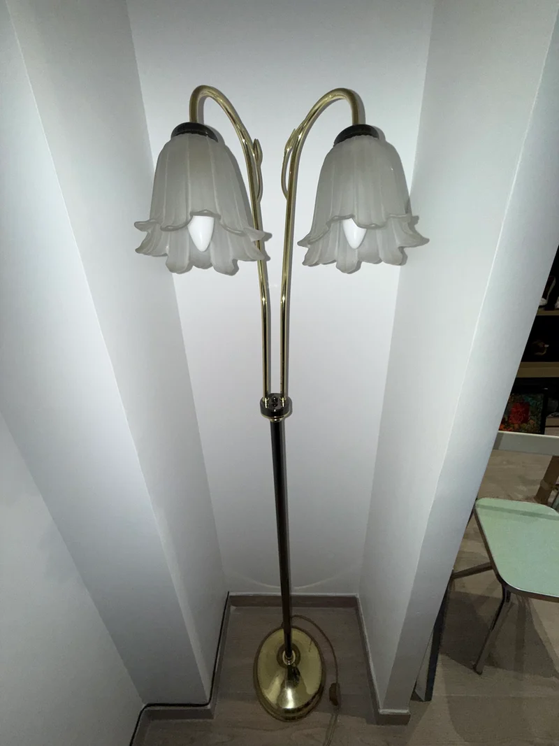 Lampadaire à double tulipe en verre opalin – Laiton et chrome – Style Art Nouveau – Années 1970