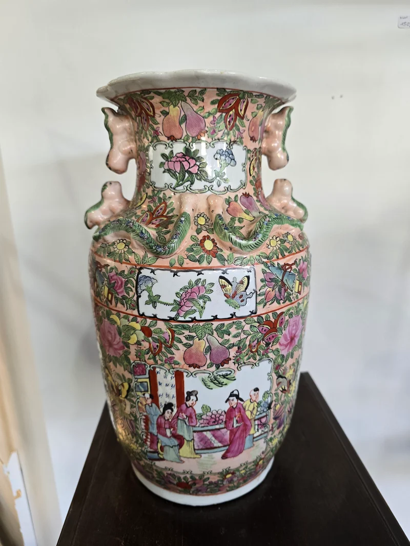 Grand vase chinois en porcelaine polychrome – Décor floral et scènes figurées