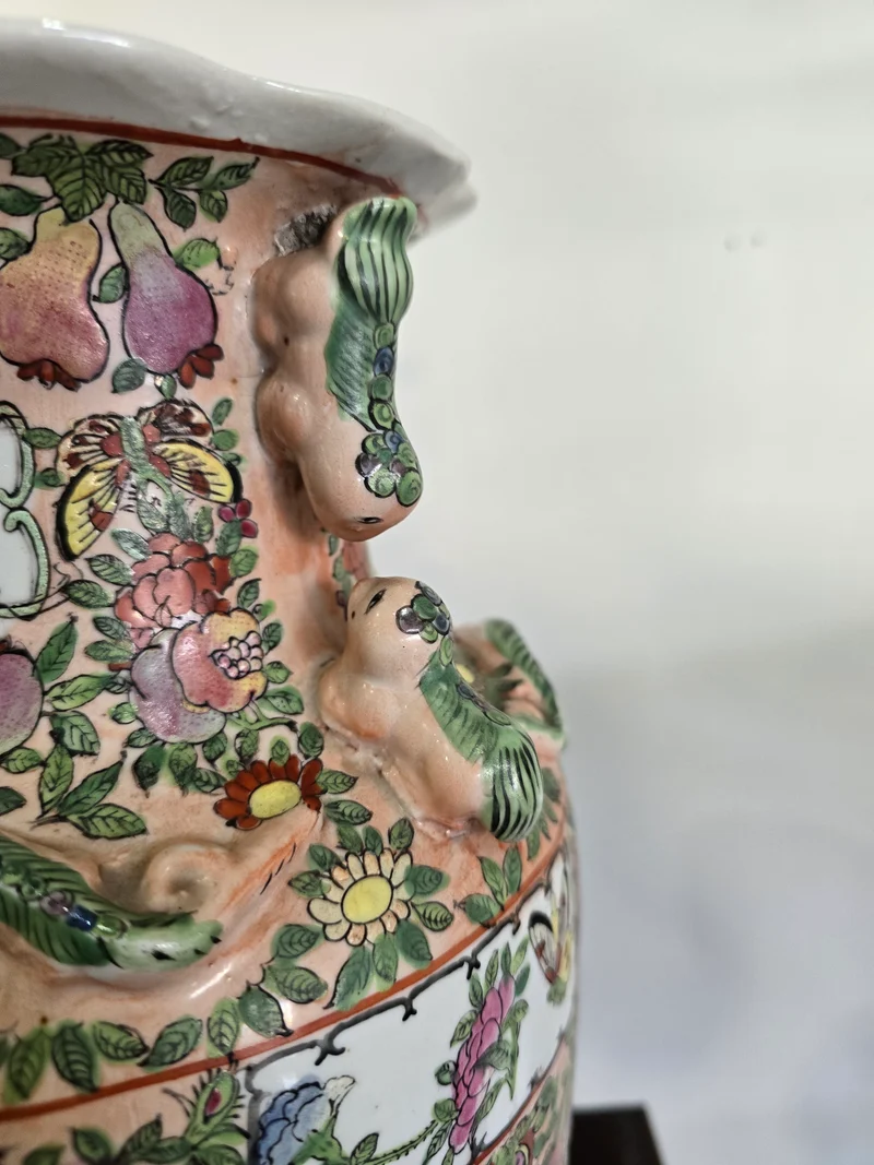 Grand vase chinois en porcelaine polychrome – Décor floral et scènes figurées