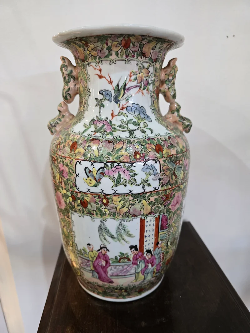 Vase chinois en porcelaine décor floral et scènes – Époque XXe siècle