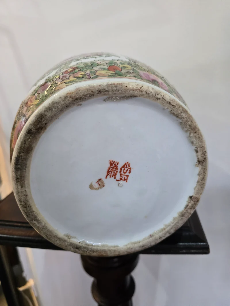 Vase chinois en porcelaine décor floral et scènes – Époque XXe siècle