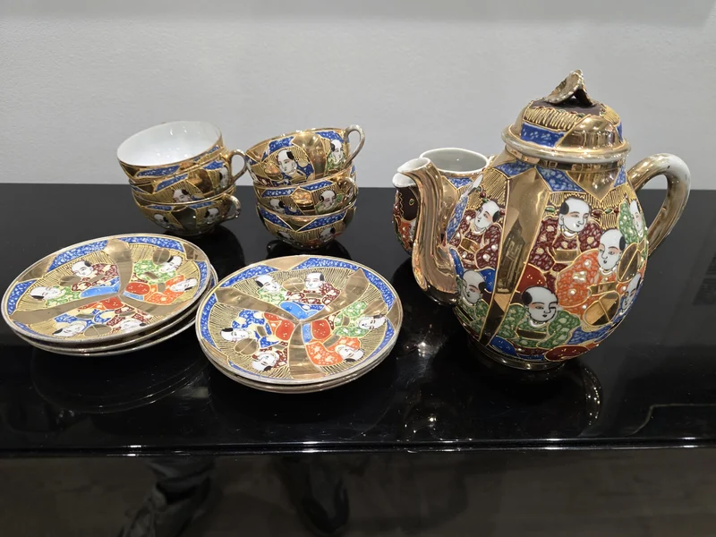 Service à thé japonais Satsuma doré – 6 tasses, soucoupes et pichets – Japon