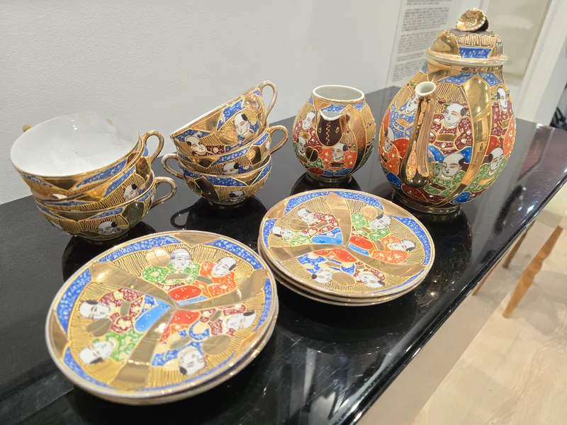 Service à thé japonais Satsuma doré – 6 tasses, soucoupes et pichets – Japon