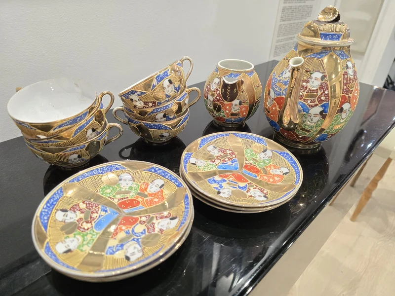 Service à thé japonais Satsuma doré – 6 tasses, soucoupes et pichets – Japon